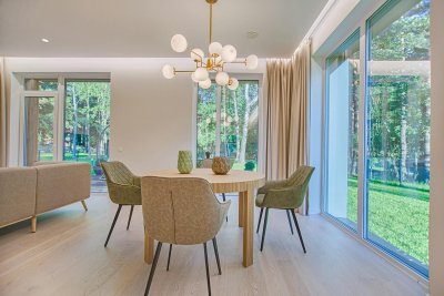 Tips voor een ovale tafel in een grote woonkamer